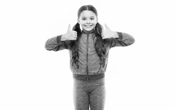 Je me sens ludique. bonheur d'enfance. La famille. jour des enfants. Portrait d'un petit enfant heureux. Mode enfant et vêtements de sport. Bonne petite fille aux cheveux longs. Petite fille enfant. Coiffeur pour enfants — Photo