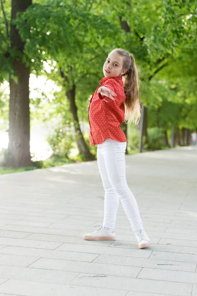 Ragazza spensierata bambina. Vacanze estive. Sfondo emotivo della natura infantile. Assistenza all'infanzia. Tempo di vacanza per rilassarsi. Emozioni positive. Piccola ragazza rilassante nel parco. Bambino godere parco a piedi. Orario del fine settimana — Foto Stock