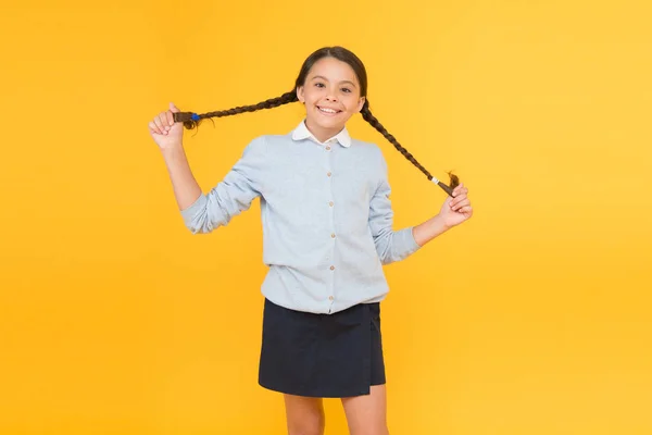 Χαρούμενο βλέμμα. έξυπνο κοριτσάκι σε κίτρινο φόντο. ημέρα της γνώσης. Παιδική ευτυχία. ευτυχισμένο κορίτσι με σχολική στολή. Παιδική μόδα. σχολικής αγοράς. της εκπαιδευτικής ιδέας. πίσω στο σχολείο — Φωτογραφία Αρχείου