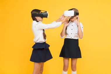 Deneyimler projeleri iletişim kurar ve yönetir. Çocuklar modern Vr teknolojisini kullanıyor. Sanal gerçeklik. Vr kulaklık. Gelecekteki eğitim. Çocuk kız öğrenciler kablosuz Vr gözlük takıyor. Artırılmış gerçekliği keşfetmek