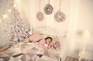 küçük kız evde uyuyor. Noel aile tatili. Noel Baba'yı bekliyorum. Kış. Xmas önce sabah. Uyku. Yeni Yılınız Kutlu Olsun. Kim bu yıl yaramaz. xmas hediye ile küçük çocuk kız