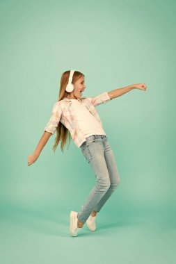En mutlu şarkı o biliyor. Müzik dans mutlu küçük kız. Küçük kız kulaklık müzik dinlemek. Şirin çocuk mutlu dans müzik keyfi. Dans eden kız. Müzik onun için mutluluktur