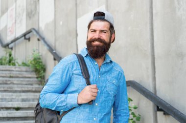Merdivenlerdeki turist geziye gider. Bütçeye göre tatil planlayın. Kendiliğinden seyahat etmek harika. Yavaş seyahatin birçok faydası vardır. Gezgin turneye. Bütçe seyahat ipuçları. Adam seyahat şehri keşfetmek