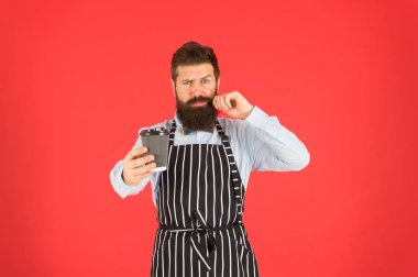 Şunu bir dene. Barista iş başında. Çeşitli yerel zincirler ve bayilikler bir sürü işi aksatıyor. Paket kahve. Barista kahve fincanı veriyor. Barista nefis bir içecek hazırladı. Çay ya da sıcak kakao