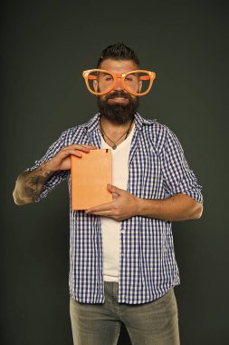 Kitap kurdu. Kitap nerd süslü gözlük takıyorum. Kitap nerd çalışma. Üniversite erkek öğrenci ders notları ile. Adam ders kitabı ile parti bardaklarda sakallı