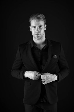 Zarif ve başarılı. Ofis çalışanı. Formal giyim iş adamı. Yakışıklı adam iş tarzı. Kendini moda arıyorsunuz işadamı istihdam. İş kanepe ya da uzman. İş adamı