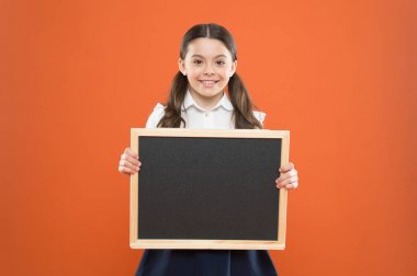 Okul satışları. geri okula. mutlu öğretmenler günü. 1 Eylül 'de. küçük kız duyuru göstermek. Chalkboard ile mutlu küçük okul kız. kopya alanı için tahta. Bilgi. hometask yazmak