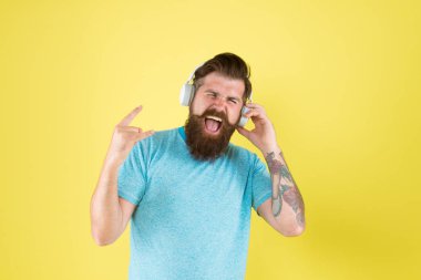 Modern kablosuz kulaklıklar kullanarak mutlu hipster. Özgürlük kablosuz gidiyor size benzersiz sunuyor. Modern teknoloji. Sakallı adam müzik kablosuz Gadget dinleyin. Kablosuz kulaklıklar temiz ses sunar