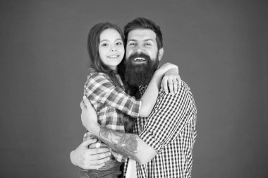 Ailem benim ilham kaynağım. baba ve kızı kucaklamak. Küçük çocuk babasını seviyor. Babalar günü. çocuk günü. Aile bağları. babası ile mutlu küçük kız. mutlu tatlı ile baba. O benim babam.