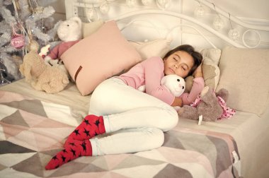 Xmas önce sabah. Uyku. Noel Baba'yı bekliyorum. Kış. küçük kız evde uyuyor. Noel aile tatili. Yeni Yılınız Kutlu Olsun. Noel alışveriş. xmas hediye ile küçük çocuk kız