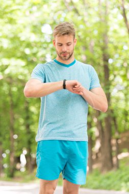 Yararlı ayarlar. Bilek bandı Gadget 'ı. Atlet kontrol Fitness izci doğa arka plan. Atlet bak pedometre gadget. Akıllı saat ile Sportsman eğitimi. Fitness izci ayarlayın. Fitness antrenörü