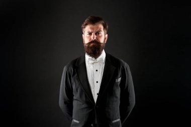 Resmi olay elbise kodu. Erkek moda. Klasik tarzda. Klasik Trend dışında hiç. Erkek giyim klasik kıyafeti. Papyon ile sakallı adam. İyi giyinmiş ve titizlikle temiz. Hipster resmi takım smokin
