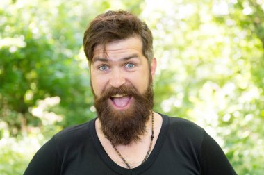 Derinlik ve doku ile sakal. Sakallı adam şık bıyık ve sakal şekli ile gülümsüyor. Yaz açık dokulu sakal saç ile Unshaven hipster. Doğa üzerinde sakal ile mutlu beyaz adam