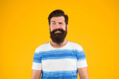 Benim dalgaya katıl. Adam yaz tatilinde çizgili gömlek giymiş. Berber Atölyesi konsepti. Sarı arka planda bıyık ve uzun sakal ile adam sakallı hipster. Yaz tatili. Yaz tarzı. Neşeli denizci