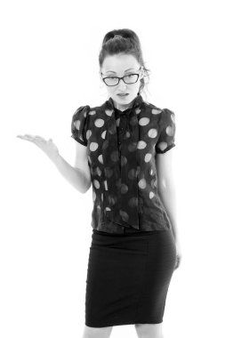 Özel bir şey sunuyorum. Başarılı bir iş kadını elini uzatıyor. Gözlük takan güzel bir kadın. Zarif bir iş kadını. İş, kopyalama alanı