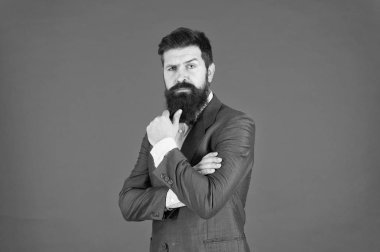 Karar verme yönetimi bir parçasıdır. Alternatifler seçmeyi zihinsel işlemi. Zor karar. İş anlaşması. Adam sakallı işadamı düşünceli yüz çözme sorun karar verme