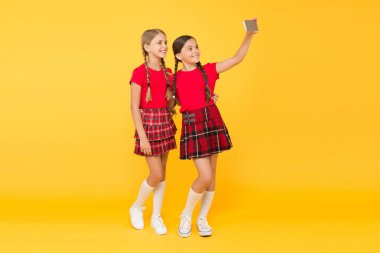 Çocuk kızlar Smartphone tutun. Selfie fotoğraf çekmek. Moda blog. Blog online. Akıllı telefon uygulama kavramı. Blogger sosyal ağlarda. Dijital teknoloji. Modern Trend bloglama. Kişisel blog