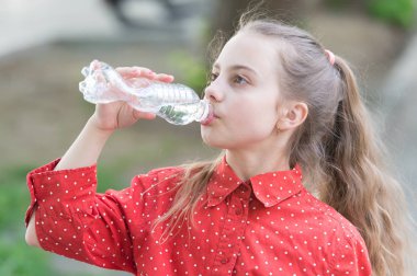 Temiz su, insan varlığı için hayati bir kaynaktır. Küçük kız bir damla su aldı. Susuz çocuk plastik şişe taze su içme. Doğal mineral veya içme suyu ile susuzluk quenching