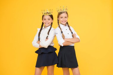 Şöhret ve zenginliği hayal etmek. Ödül taç giyme töreni. Parlak öğrenciler. Kız öğrenciler saygı altın kron sembolü giymek. Ödül ve saygı. Sevimli prenses. Okul çocukları için motivasyonel ödül