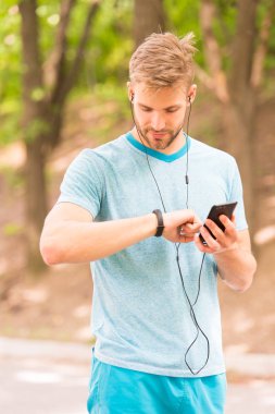 Bileklik aleti. Fitness takip cihazı kurun. Spor salonu koçu. Faydalı ayarlar. Sporcu fitness izleyici doğasını kontrol et. Sporcu adımölçer gibi görünüyor. Akıllı saat ile sporcu eğitimi
