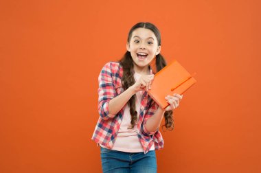 kitap dükkanı. okul kız turuncu arka planda kitap okuyun. Edebiyat dersi. geri okula. defter ile mutlu küçük kız. notları yazma. Çocuk günlüğü. şiir ve Roman. Modern eğitim