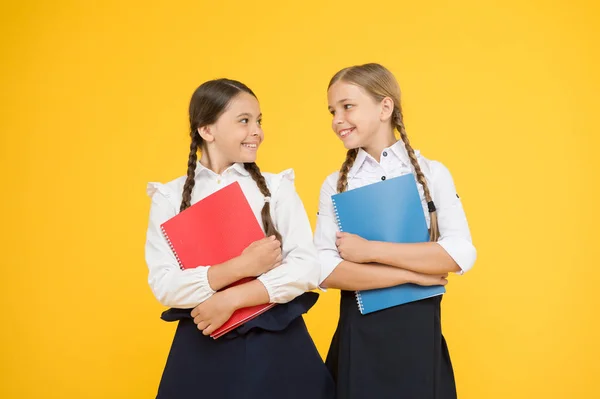 Kinder ein paar Tage vor dem Spielplatz in die Schule bringen und es sich gemütlich machen. fröhliche Schulmädchen. Positive Aspekte bei der Einschulung aufzuzeigen, schafft eine positive Vorfreude auf den ersten Schultag. Zurück zur Schule — Stockfoto