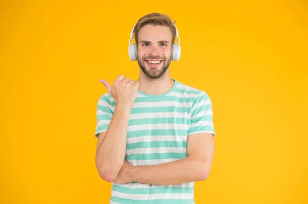 Enthousiaste. Musique pour la motivation. Entraînement confortable avec la liste des pistes préférées. Casque sans fil pour le sport. Concept de casque moderne. Homme beau sportif écoutant musique casque gadget — Photo