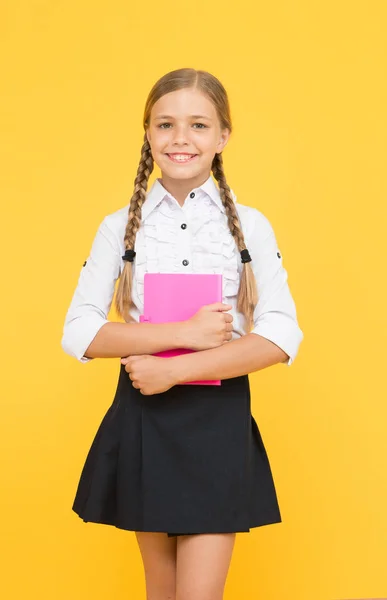 Lección escolar. Estudia literatura. Las citas inspiradoras motivan a los niños para el próximo año académico. El uniforme formal de chica de la escuela sostiene el libro. Hacia el conocimiento. Aprende las siguientes reglas. Bienvenido de nuevo a la escuela — Foto de Stock