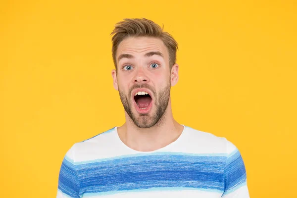 Un hombre barbudo sorprendente. Hombre con bigote y barba expresión de cara feliz. Concepto de felicidad. Salud psicológica. Feliz chico emocional de cerca. Emociones positivas. Hombre feliz sobre fondo amarillo — Foto de Stock