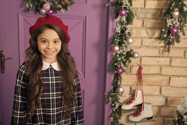 愛らしい美しさ。おしゃれな小さな女の子。ファッションを見て小さなモデル。クリスマスに小さなファッショニスタ。ファッションの女の子がクリスマスのお祝いの準備ができて。赤いベレー帽ファッション ・ アクセサリーで小さな子供 — ストック写真