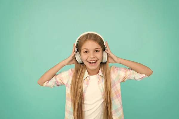 Ona jest rzeczywiście fanem big muzyki. Szczęśliwe dziecko korzystać z odtwarzania muzyki w słuchawkach. Małe dziecko dziewczyna słuchania muzyki. Urocza meloman. Muzyka sprawia, że jej szczęśliwy — Zdjęcie stockowe