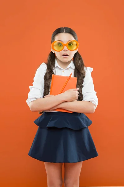 Hoe meer je weet hoe meer je groeit. Klein meisje genieten van haar schooltijd. Gelukkig klein schoolmeisje klaar voor les. Leuk kind met boek. Studie vreemde taal. Studie literatuur. Leerling houdt van studie — Stockfoto