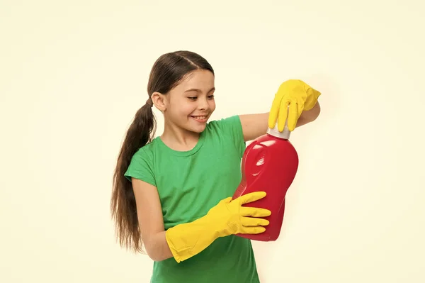 Viel Spaß beim Waschen. putzige Putzfrau mit gelben Gummihandschuhen. kleines Kind mit Waschmittel in der Hand. Verwendung von Haushaltsreinigungsmitteln. Kleines Kind bereit für Haushaltswäsche — Stockfoto