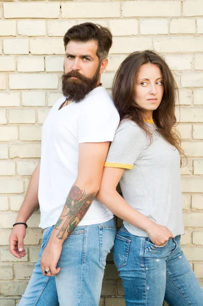 Casal apaixonado romântico encontro aconchegar ao ar livre tijolo parede fundo. Juventude urbana no encontro. Reunião casual. Casal apaixonado. Namorado e namorada encontro romântico. Homem barbudo e menina amigos — Fotografia de Stock