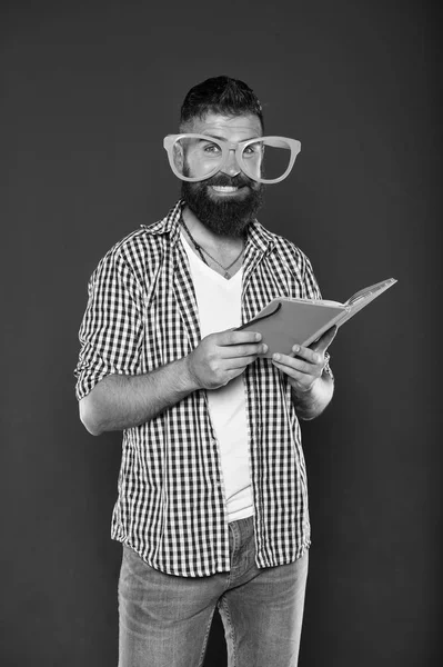 Fler kapitel. Manliga universitetsstudent läser föreläsningsanteckningar. Studera nörd håller bok. Bok nörd fancy glasögon. Skäggig man i part glasögon med lektion bok — Stockfoto