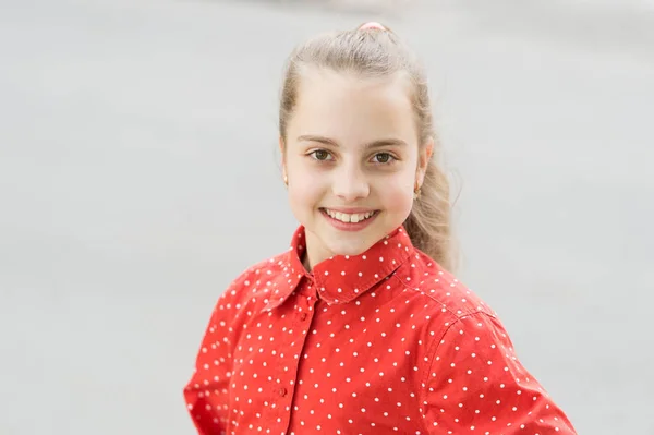 Beauté innocente de la fille enfant. Bonne fille. Petite fille mignonne souriant en plein air. Petite fille aux cheveux blonds et au sourire adorable — Photo