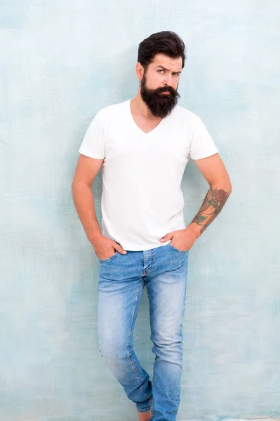 Mode et beauté. Hipster longue barbe bien soignée et moustache. Style décontracté vie quotidienne. Brutalité de tempérament masculine. Brutal macho casual tenue fond gris. Simple et décontracté. Concept de masculinité — Photo