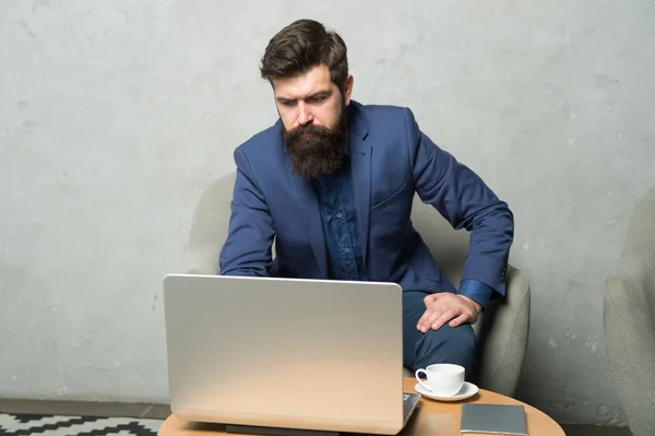コンピュータネットワーキング事業。職場のパソコンで働いてるあごひげの男ビジネスのためにコンピュータを使用するビジネスマン。プロのコンピュータ修理工や技術労働者 — ストック写真