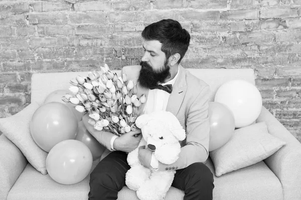 Creative solutions for all your floral needs. Spring flowers. Bearded man with flowers. Love date. international holiday. Womens day. Flower for March 8. Bearded man with tulip flower bouquet, bear — Stock Photo, Image