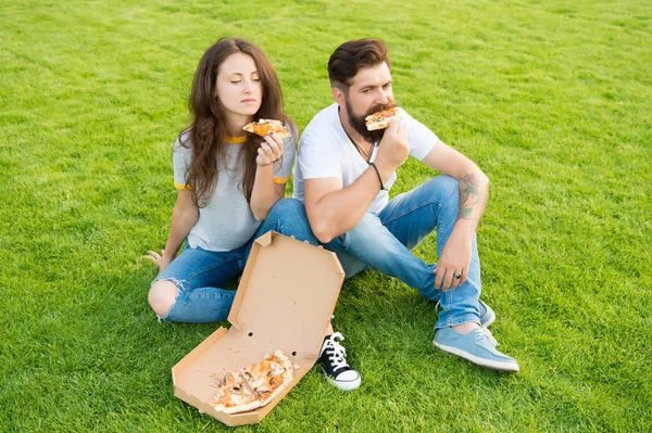 여름 피크닉은 쉽고 빠른 아이디어입니다. 패스트 푸드. 수염이 많은 남자와 여자는 치즈 피자를 즐긴다. 피자랑 데이트하는걸좋아 하는 커플이야. 배고픈 학생들이 음식을 나눠 먹는다. 잔디 위에서 피자를 먹는 부부 — 스톡 사진