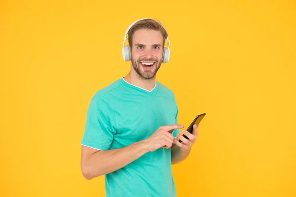 Abbonati alla famiglia musicale. Uomo ascoltare musica cuffie moderne e smartphone. Ascolta gratis. Godetevi il concetto di musica. Migliori app musicali che meritano di essere ascoltate. Guy moderna applicazione mobile utente — Foto Stock