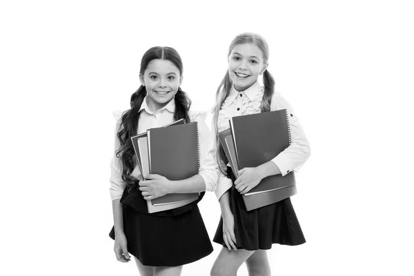 Ragazze con libri di testo scolastici sfondo bianco. Noi amiamo studiare. Studiare è divertente. Acquista un libro per un corso extra scolastico. Concetto scolastico. Gli alunni che portano libri di testo a scuola. Corsi di lingue per giovani — Foto Stock