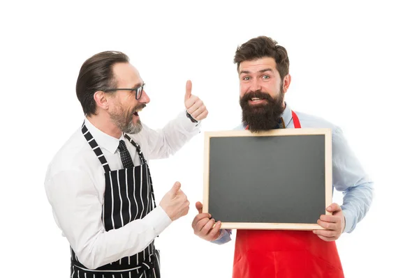 Bize katıl. Restoran personeli kiralamak. Erkekler bilgilendirilmesi sakallı. Önlük içinde sakallı barmen erkek boş Chalkboard tutun. Tahta reklamı olan barmen. Hipster barmen göstermek tahta kopya alan — Stok fotoğraf