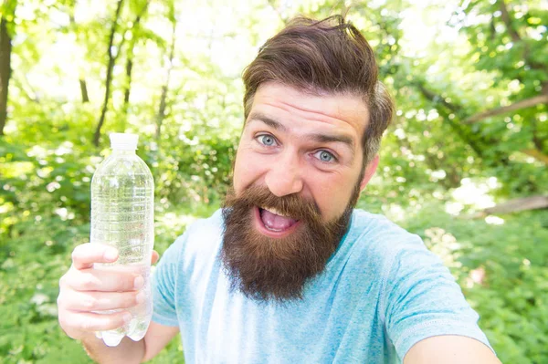 A sede é tudo. Um homem sedento. Homem barbudo segurando garrafa de água potável para saciar sua sede. Sede ou desidratação. Saciar a sede — Fotografia de Stock