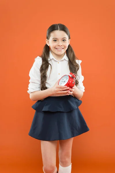 A desenvolver disciplina. Está na hora de descansar. Tempo de férias. Horário do sino do dia da escola primária. Conceito de tempo escolar. Evite se atrasar. Estudante espera despertador. Hora de estudar. As aulas começam — Fotografia de Stock