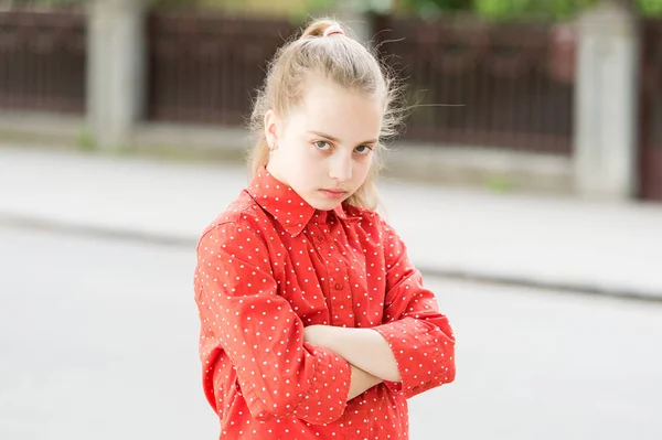 Stil protest. Onenigheid en koppigheid. Meisje ernstige gezicht gekruiste handen op de borst. Kid ongelukkig. Tiener psychologie. Crisis verhoudingen. Groeiende ontwikkeling en protest. Tiener protest — Stockfoto