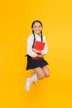 Bu benim kitabım. Çocuk dilbilgisi öğrenme. geri okula. sözlük Notebook. Bilgi alın. okuma hikayesi. Çocuk edebiyatı. çalışma kitabı ile neşeli kız. Eğitim. Okul üniformalı küçük kız