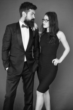 Resmi olay kavramı. Sakallı adam giyim smokin kız zarif elbise. Resmi kıyafet. Olay ya da töreni ziyaret etti. Çift şık kıyafetler. Elit olay. Ana malzeme çekme kıyafet kuralları. Kurumsal partisi