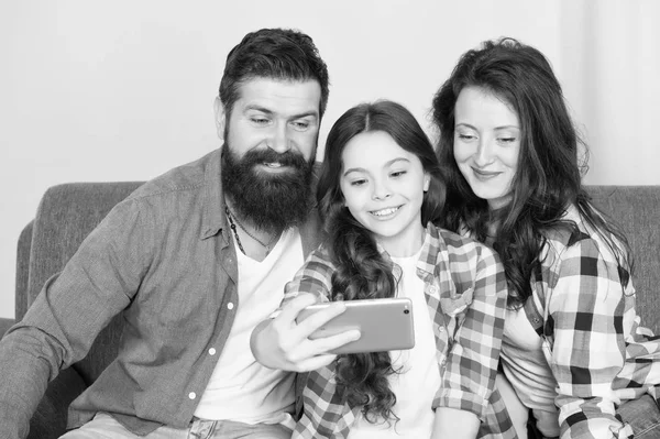 Aile selfie. Aile birlikte hafta sonu geçirmek. Smartphone için selfie kullanın. Dostu aile birlikte eğleniyor. Anne baba ve kızı kanepede rahatlatıcı. Aile fotoğrafı için poz. Mutlu anları yakalamak — Stok fotoğraf