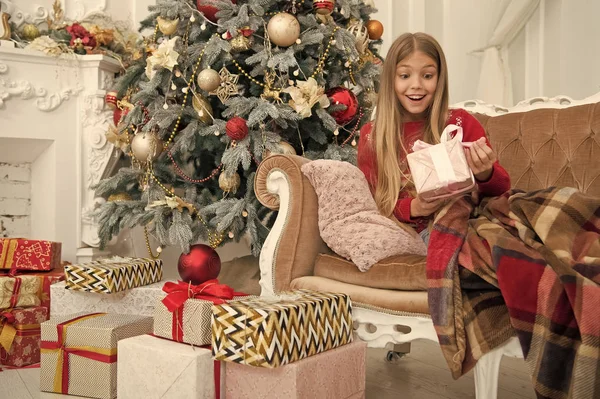 Parlak anılar. Xmas çevrimiçi alışveriş. Aile tatili. Mutlu yıllar. Kış. Noel 'den önceki sabah. Küçük kız. Noel ağacı ve hediyeler. Çocuk tatilin tadını çıkar.